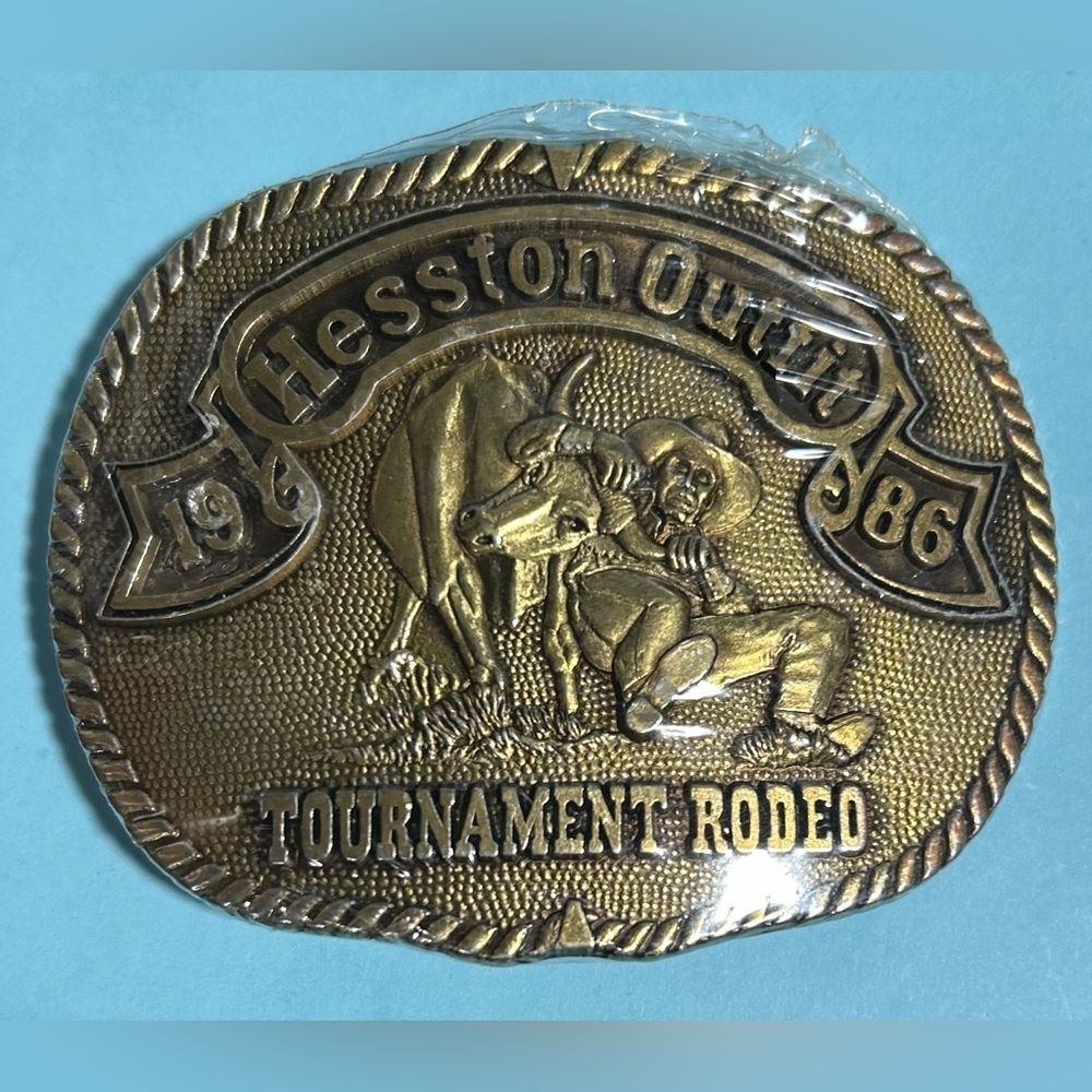 1986 Hesston Outfit Tournament Rodeo PRCA Rodeo Men’s Western Belt Buckle NEW